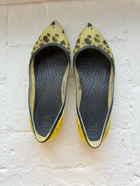 CROCS Women's Yellow Leopard-Print Pointed Ballet Flats